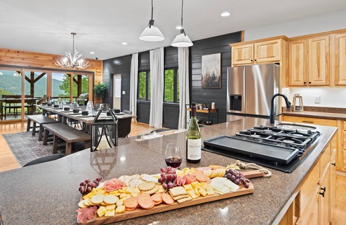 Maggie Valley House | Sleeps 20!|Hot tub|Mtn Views|Game Rooms|Sauna
