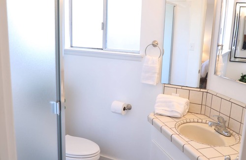 Raisin House | Sleeps 20! Near Bulldog Stadium!
