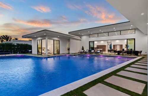 Indio Villa | Sleeps 20 Pool Pickleball Villa Near Golf Dining Fun Bravo Villa 2 by AvantStay