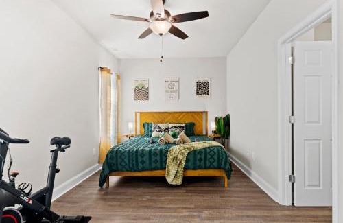 Athens Apartment | Sleeps 24 - By DT & UGA - 2 Game Rooms, 4 King Beds