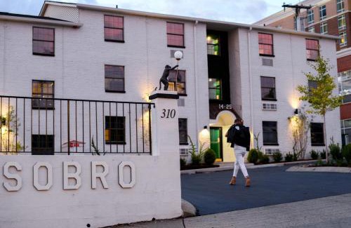 Rutledge Hill House | Sleeps 24 Group-Friendly SoBro Stay Near Music Downtown – by AvantStay