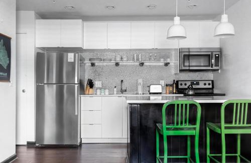 Rutledge Hill House | Sleeps 24 Group-Friendly SoBro Stay Near Music Downtown – by AvantStay