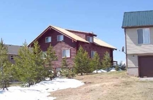 Island Park Cabin | Sleeps 26! 7 Queen, 6 Full bunk-beds, 3 br and loft (rates based on occupancy)