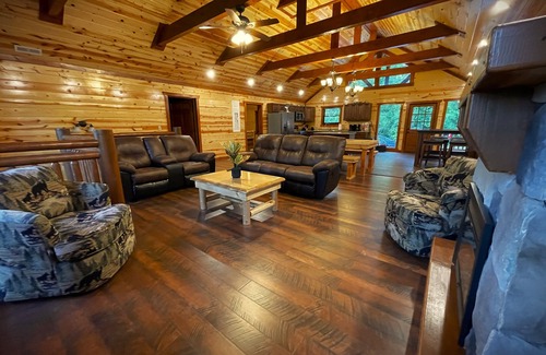 Caton Cabin | SLEEPS 30+! 8BR-Wheelchair Access-Private Pool-Putt Putt-Hot Tub-Huge Gazebo