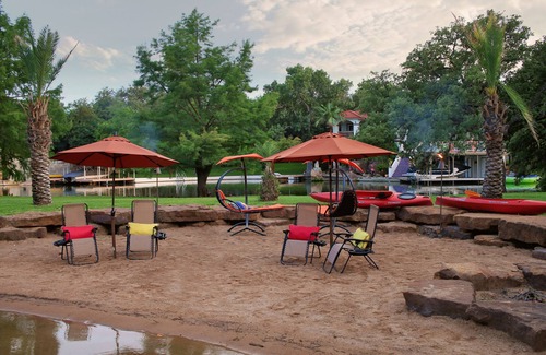 Kingsland House | SLEEPS 30 Chilled and heated pool, private beach with kayaks and paddle boards