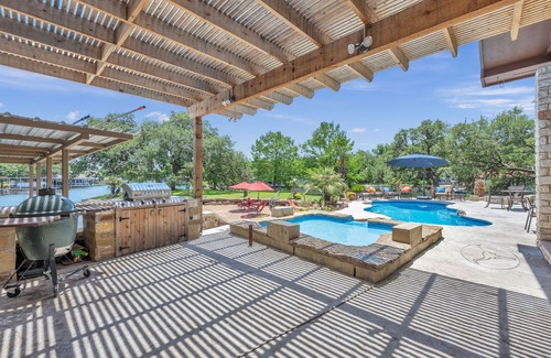 Kingsland House | SLEEPS 30 Chilled and heated pool, private beach with kayaks and paddle boards