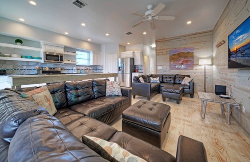 Flour Bluff House | Sleeps 31 | 2 Homes w/Boat Dock + Waterfront Pool | Laguna Village Getaway
