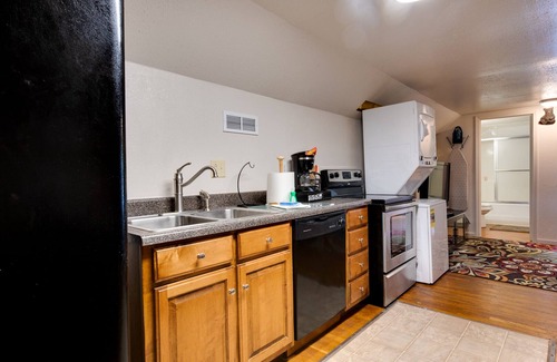 Knoxville Apartment | Sleeps 4 - Ask about 6-Month+ Discounts