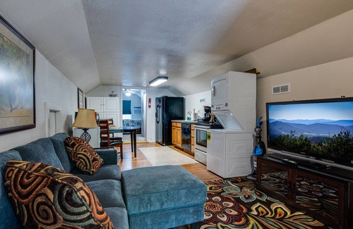 Knoxville Apartment | Sleeps 4 - Ask about 6-Month+ Discounts