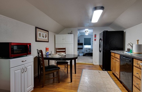 Knoxville Apartment | Sleeps 4 - Ask about 6-Month+ Discounts