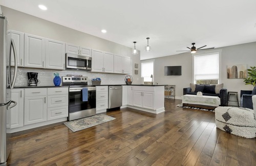 Dickson Apartment | *Sleeps 4* Downtown USA ~ Walkable Dickson Apt