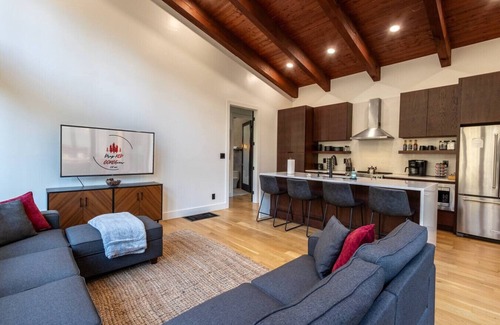 Rogers Cabin | Sleeps 4 ~ Modern Cabin ~ Hot Tub ~ Pet Friendly