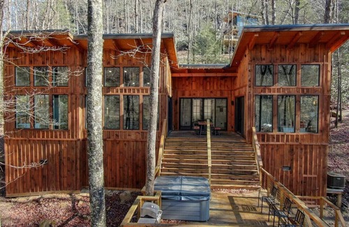 Rogers Cabin | Sleeps 4 ~ Modern Cabin ~ Hot Tub ~ Pet Friendly