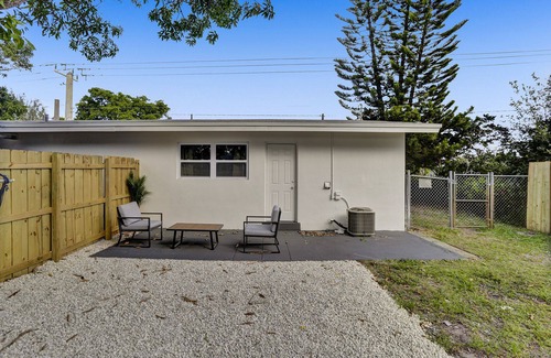 Central Oakland Park Villa | Sleeps 4! Renovated, fenced private yard/patio. Pet Friendly.