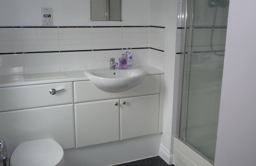 Exeter Apartment | Sleeps 5 , 2 bathrooms & free parking & a few minutes walk to city centre!