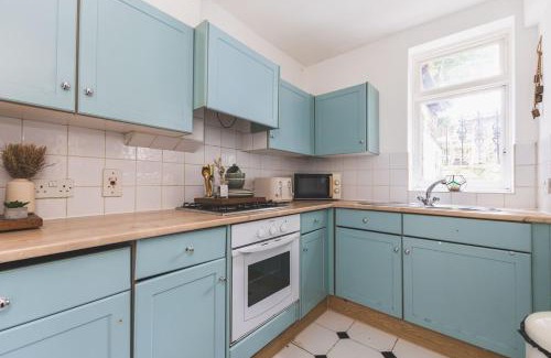 West Kensington Apartment | Sleeps 5! Cozy Kensington Flat, 4 Mins To Station!