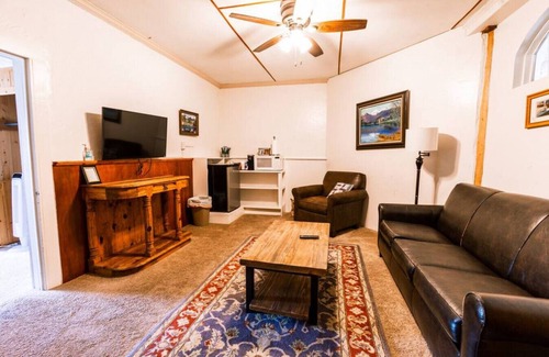 Centennial Apartment | Sleeps 6 - Historic Hotel in Centennial