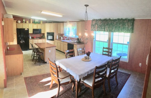 Ernul House | Sleeps 6 in 4 Queen Beds, former farmland, near New Bern, home of Tryon Palace.