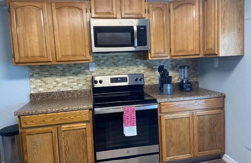 Palmetto House | Sleeps 6 on 3BR House in Charming Palmetto Ellenton, WiFi, AC. Nature & Comfort