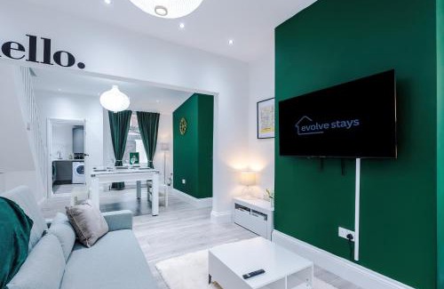 Salford Apartment | Sleeps 6, Pool Table, Free Parking, Perfect For Groups, Long Term Disc