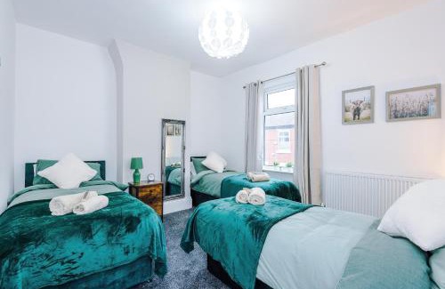 Salford Apartment | Sleeps 6, Pool Table, Free Parking, Perfect For Groups, Long Term Disc