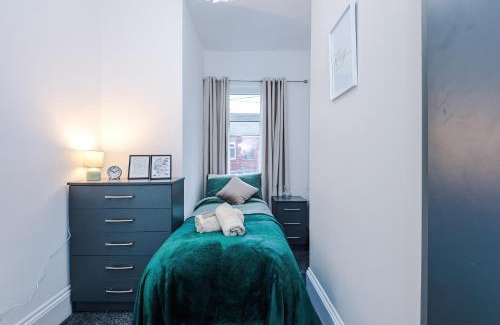 Salford Apartment | Sleeps 6, Pool Table, Free Parking, Perfect For Groups, Long Term Disc