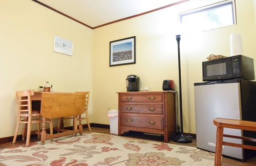 Seward Apartment | Sleeps 6. Suite - historical home