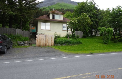 Seward Apartment | Sleeps 6. Suite - historical home