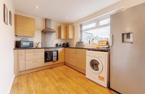 Leeds House | Sleeps 7: Corporate & Family Stays - FREE Parking!