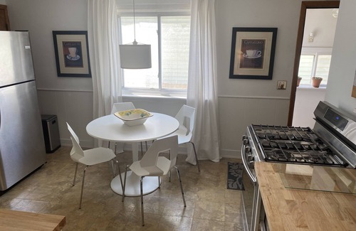 West Seneca House | Sleeps 7 - Midcentury Gem 10 min -Key Bank Ctr. , 20 min - Falls