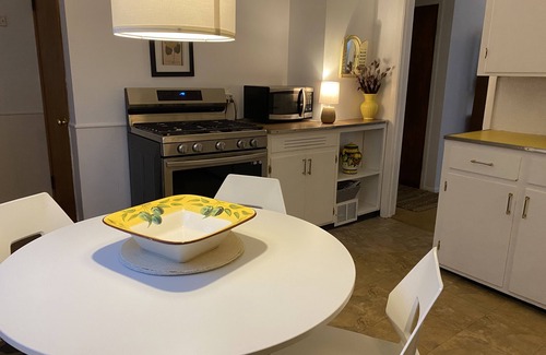 West Seneca House | Sleeps 7 - Midcentury Gem 10 min -Key Bank Ctr. , 20 min - Falls