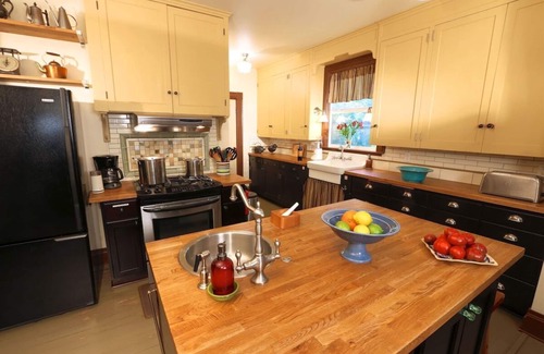Walla Walla House | Sleeps up to 12 guests & walkable to Main Street!