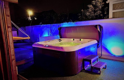 Blackpool House | Sleeps10-Parking-Garden-HotTub-PetFriendly