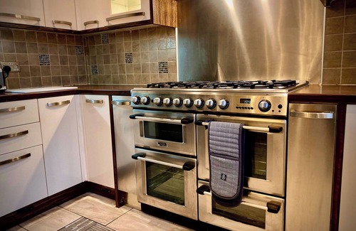 South Shore House | Sleeps10-parking-garden-hottub-petfriendly