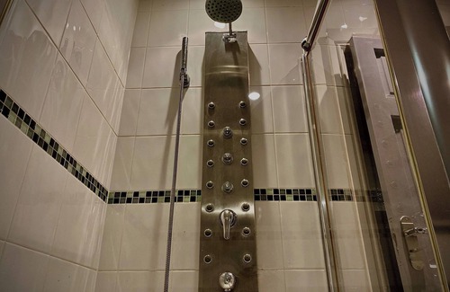 South Shore House | Sleeps10-parking-garden-hottub-petfriendly