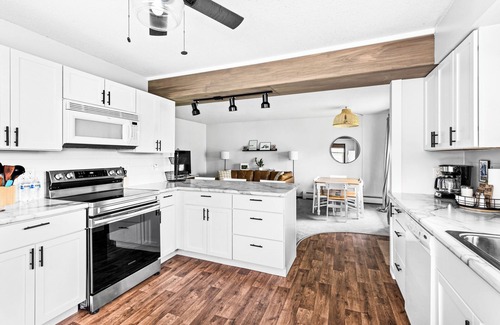 Superior House | Sleeps12 - Dog-Friendly SidexSide Duplex - Large Yard/Hammocks/Firepits/Grills