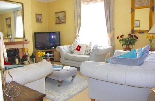 Saxmundham Villa | Sleeps14 Seaside Luxury House on the Suffolk Coast