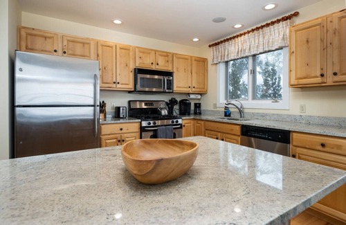 Central Vermont- Killington House | SlopeSide Chalet - Pool, Grill, Hot tub, Views!