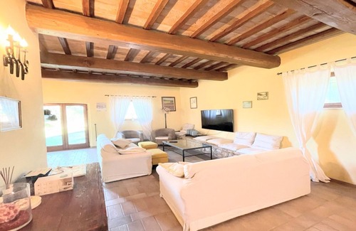 Loreto Villa | Slps 10 - Todi central 5 Kms/Restaurant 0.5 Kms-easy walks. Slps 10 in 5 bedrms