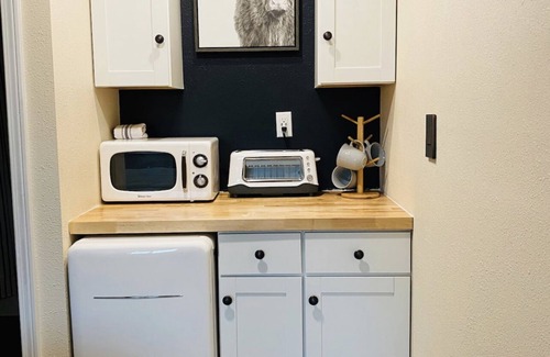 Alpine Cabin | Small Cabin at the edge of town. Two Queen Beds