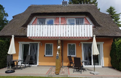 Wieck auf dem Darss Apartment | Small cozy vacation apartment with well-kept green property - Buhne II (upper floor)