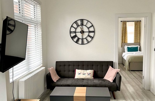 Luton Apartment | Small family, and adult child-friendly apartment.