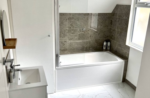 Luton Apartment | Small family, and adult child-friendly apartment.