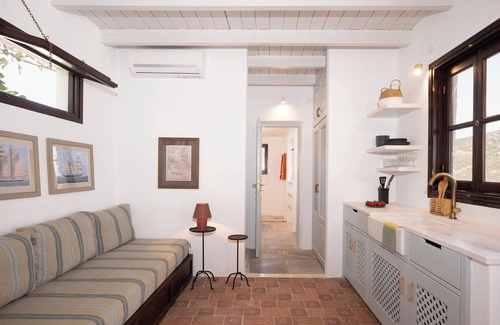 Kampos Cottage | Small house in the fields