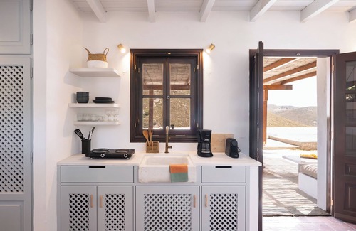 Kampos Cottage | Small house in the fields