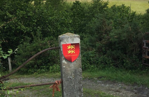 Bernieres-le-Patry House | Small house o waterfront.