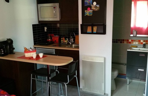 La Crau Apartment | Small independent air-conditioned studio in a quiet location with private terraces and swimming pool