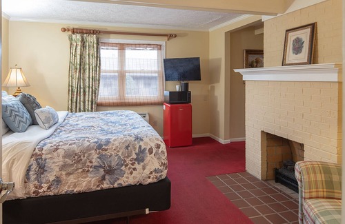 Blowing Rock Hotel | Small Private suite with Electric Fireplace and Pet Friendly
