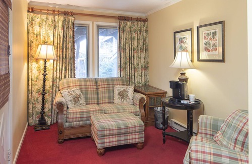 Blowing Rock Hotel | Small Private suite with Electric Fireplace and Pet Friendly