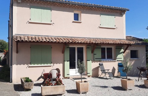 Cornillon House | Small, quiet house in the heart of a winegrowing estate.